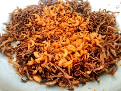 Bắc chảo, bỏ dầu, phi tỏi cho vàng. Sau đó, bỏ củ cải vào đảo đều cho ráo nước và củ cải khô lại. Tiếp đến bỏ lần lượt tôm khô, thịt vào. Đảo đều thêm khoảng 15 phút nữa thì tắt bếp.