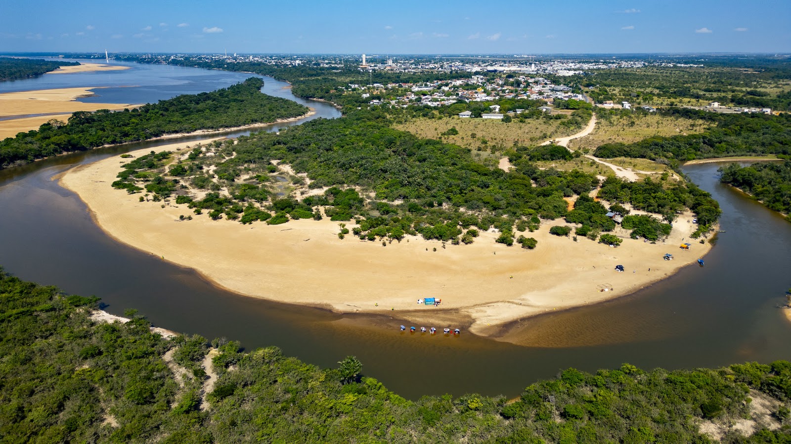Representantes da sociedade civil em debate sobre sustentabilidade e enfrentamento climático em Boa Vista.