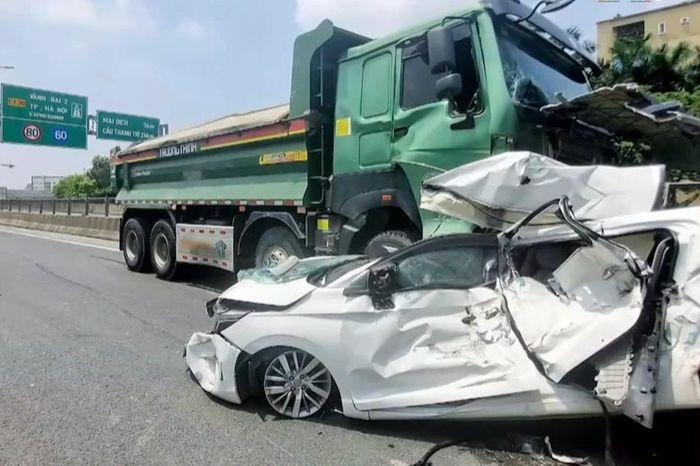TNGT liên hoàn trên đường Phạm Văn Đồng, 3 người bị thương nặng - Đài Phát thanh và truyền hình Hà Nội