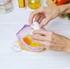 Trước khi làm trứng chưng kiểu mới cần chuẩn bị trước một chiếc túi ziplock sạch, có kích thước vừa phải. Thái nhỏ các nguyên liệu: Cà rốt, hành lá, ngò rí, thì là (chần sơ cà rốt qua nước sôi cho chín trước nhé). Đập 3 quả trứng cho vào túi ziplock, thêm vào các nguyên liệu vừa thái cùng một ít muối (khẩu vị nêm sao cho vừa miệng của cả nhà). Đóng miệng túi trứng lại, một tay giữ miệng túi, tay còn lại bóp cho trứng tan và quyện đều các phụ liệu.