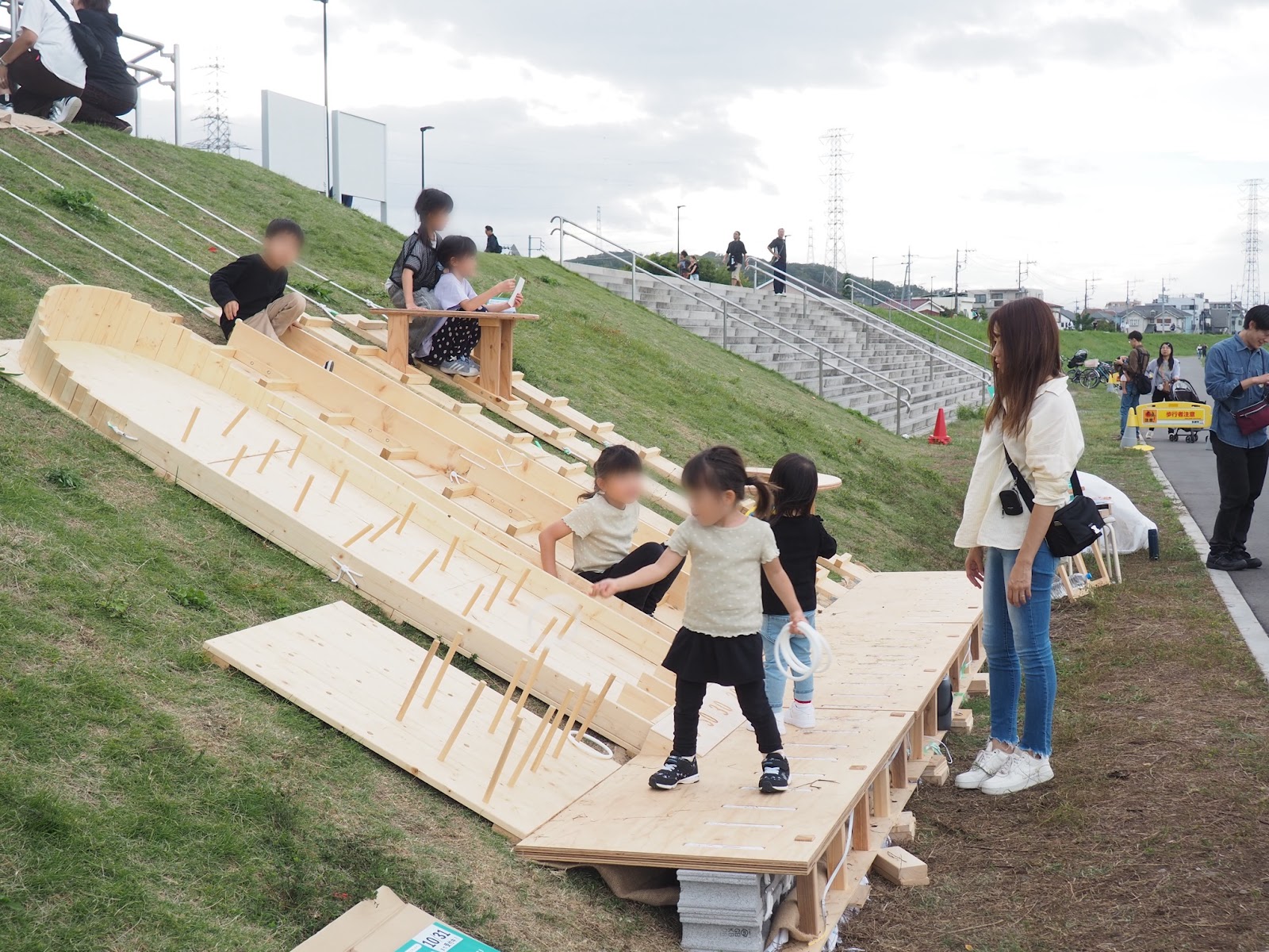 河川敷の傾斜空間を活用するどてファニチャーの有用性の検証-thumb-1