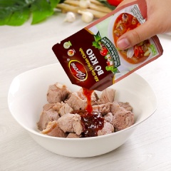 Sơ chế: Đem 500 gram nạm bò rửa sạch, để ráo nước, cắt khúc vuông vừa ăn. Sau đó, trụng sơ thịt với 1 củ gừng cắt lát, vớt ra để ráo nước. Kế đến, ướp thịt với 1 gói xốt Gia vị hoàn chỉnh Barona - Bò kho và 10 ml rượu vang, trộn đều và để ướp khoảng 30 phút cho thịt thấm đều gia vị. Đem 2 trái cà chua rửa sạch, cắt múi cau, sau đó dùng dao loại bỏ hạt (loại bỏ hạt giúp giảm bớt vị chua của xốt), xay nhuyễn. Cà rốt, khoai tây gọt vỏ, rửa sạch, cắt khúc hoặc tỉa hoa để món ăn thêm phần đẹp mắt. Hành tây lột vỏ, cắt múi cau.