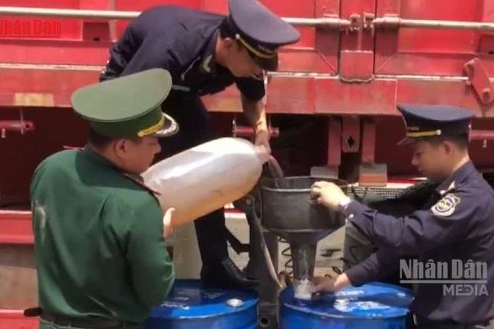 Phát hiện vụ vận chuyển trái phép dầu diesel sang Lào - Báo Nhân Dân