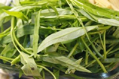 Rau muống nhặt, rửa sạch, ngắt thành khúc vừa ăn, để ráo. Tỏi bóc vỏ, băm nhuyễn.