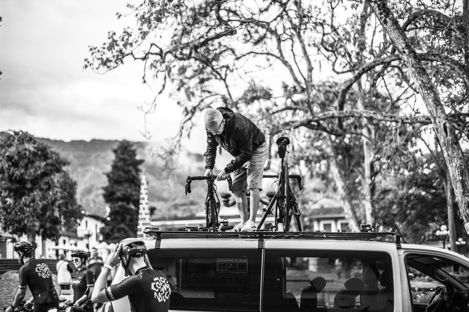 Rider on a rural Antioquia road. Photograph by @LaVueltaEsAsi