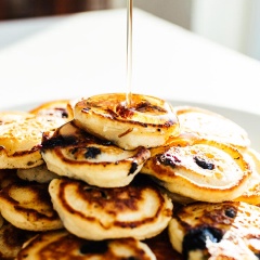 Cho bánh pancake việt quất ra đĩa, rưới mật ong hoặc các loại siro trái cây lên rồi ăn thôi. Cách làm món bánh này cũng tương đối đơn giản nên các bạn có thể yên tâm làm cho cả nhà cùng thưởng thức nha.
