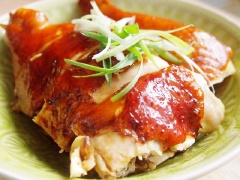 Chặt gà thành những miếng vừa ăn, trang trí thêm hành lá nếu thích và thưởng thức cùng cơm trắng.
