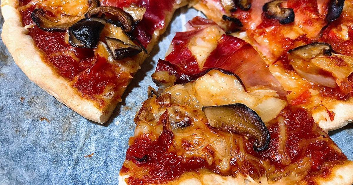 Pizza Đế Mỏng Với Sốt Cà Homemade, Nấm, & Thịt Nguội