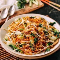 Cho mì xào ra dĩa và thưởng thức. Mì xào rau giá là món chay thích hợp cho cả gia đình. Món ăn đảm bảo sẽ làm các thành viên trong gia đình bạn cảm thấy ngon miệng.