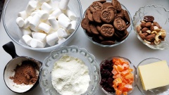 Đầu tiên cho 40g bơ và 30g chocolate vào chảo đun cho bơ và chocolate tan chảy. Sau đó cho kẹo xốp Marshmallow vào đảo đều.