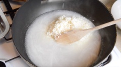 Ngâm 1 chén gạo nếp vào một bát nước lạnh trong khoảng 2 giờ. Sau đó, cho vào chảo gồm: 180ml nước, 150g đường, 1/3 muỗng cà phê muối và 120ml nước cốt dừa, khuấy đều và đun nóng cho đến khi đường tan hết. Việc này chỉ mất khoảng 3 đến 5 phút. Khi đường đã bắt đầu hòa tan, thêm gạo nếp vào chảo và khuấy liên tục trong khi nấu để tránh gạo nếp dính vào chảo. Khi hỗn hợp bắt đầu sôi, hạ nhiệt.