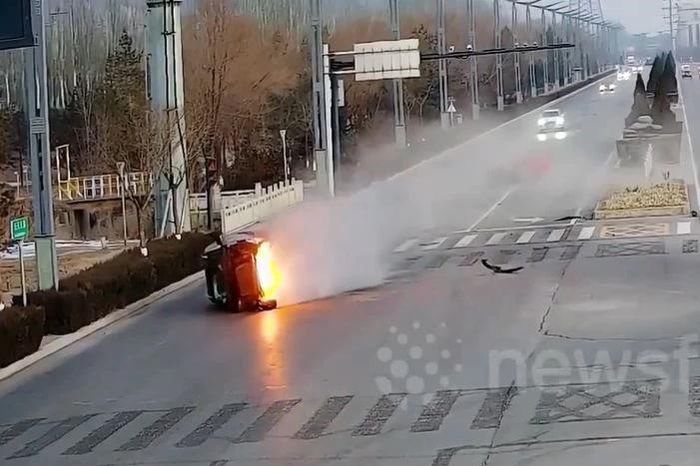 Ô tô lật ngửa bốc cháy dữ dội, người dân liều mình đập kính cứu tài xế mắc kẹt - Tạp chí Doanh Nghiệp Việt Nam
