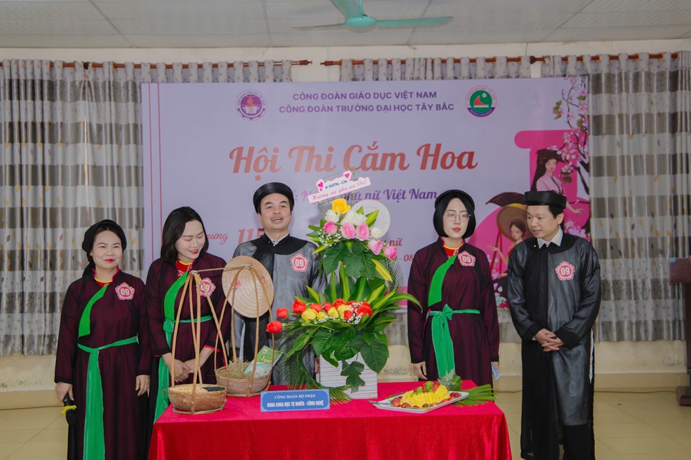 Công đoàn Trường đại Học Tây Bắc tổ chức hội thi cắm hoa chào mừng ngày Quốc tế phụ nữ 8/3