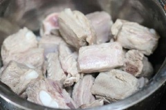 Su hào và cà rốt cắt những khúc vuông to vừa ăn. Cho thịt đã rửa sạch vào nồi nước dùng mới và nấu sôi. Khi nước sôi thì vớt bọt (nếu có) và cho phần ra củ đã chuẩn bị vào. Nấu cho cả rau củ và sườn cùng mềm thì nêm nếm cho vừa vị.