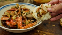 Càng ghẹ kho quẹt có thể ăn cùng với bánh mì hoặc cơm trắng. Vị vừa lạ vừa quen đó nhen. Đĩa ghẹ màu đỏ cam bóng bẩy, bắt mắt, với nước sốt kho đậm đà, thịt ghẹ trắng phau, tươi ngon mang đậm hương vị biển khơi. Chính những hương vị đặc trưng trong từng món ghẹ được chế biến một cách khéo léo đã giúp cho loại hải sản này luôn được nhiều người ưa thích. Trời mưa lạnh lạnh mà được ngồi nhâm nhi món ngon từ càng ghẹ này sẽ mang lại cho bạn và người thân nhiều điều thú vị.