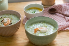 Để tăng thêm bổ dưỡng ta có thể ăn kèm với 1 quả trứng gà. Rắc thêm 1 chút tiêu nữa là thơm nức mũi luôn nha.