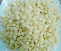 Bắp hột cho vào nồi nước, luộc chín, cho ra đĩa.