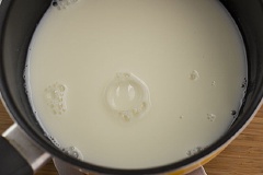 Đun nóng phần whipping cream ở lửa vừa, không được để phần whipping sôi, thấy hơi nóng bốc lên phải tắt bếp ngay.