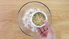 Làm nhân bánh bao chỉ: Chọn mua phần dừa khô nạo sợi nhỏ, đậu phộng rang vàng đập nhuyễn (không cần mịn), mè trắng rang vừa vàng thơm. Cho dừa nạo, đậu phộng, mè trắng vào chung một tô cùng với đường và muối, trộn đều. Để từ 30 phút đến 1 tiếng cho nhân thấm và đường tan hết.