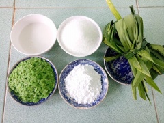 Đun sôi 1 lít nước lọc. Lá dứa rửa sạch rồi buộc lại, cho vào nồi nước sôi, thêm 200g đường, đậy nắp lại, đun tiếp 10-15 phút cho lá dứa ra nước. Sau đó vớt bỏ lá dứa.