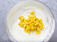 480g kem phô mai cho vào âu lớn cùng 135g đường và dùng máy đánh trứng đánh cho bông đều. 250g heavy cream để cho lạnh rồi lấy ra cho vào âu khác, dùng máy đánh bông lên. Sau đó trộn heavy cream vừa đánh với hỗn hợp kem phô mai đến khi thành hỗn hợp mịn mượt. Tiếp theo cho xoài xắt nhỏ vào trộn đều lên. Đổ hỗn hợp kem này vào khuôn bánh đã lót lớp bánh lady finger, dàn đều ra và đặt vào ngăn mát tủ lạnh.