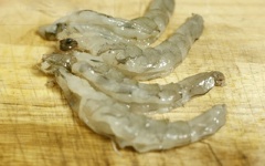Sườn non rửa sạch, chặt khúc khoảng 2-3cm. Tôm bóc vỏ, bỏ đầu và đuôi rồi rạch bỏ chỉ đen trên lưng tôm.
