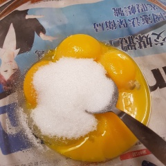 Ngâm 10g gelatine với khoảng 3-4 muỗng canh nước trong bát thủy tinh. Lá gelatine nên cắt nhỏ ra. Lòng đỏ trứng đánh tan với đường và tinh dầu vani. Sữa tươi không đường đun ấm. Sau đó đổ từ từ sữa vào trứng (không làm ngược lại nhé!).