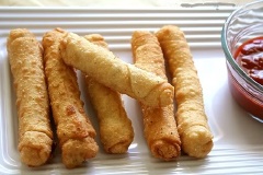 Bạn vớt bánh ra đĩa, khi ăn chấm với tương cà hoặc tương ớt cũng rất ngon.