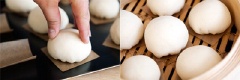 Cách làm bánh bao hấp: Cắt các miếng giấy vuông nhỏ để lót bánh, đặt bánh lên từng miếng giấy. Xếp bánh bao đậu đỏ vào xửng rồi hấp trong khoảng 10 phút là được.