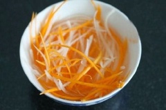 Trộn đều cà rốt và củ cải với 1 muỗng canh giấm, 1 muỗng cà phê đường và 1 muỗng canh nước lọc, ngâm qua đêm trong tủ lạnh.