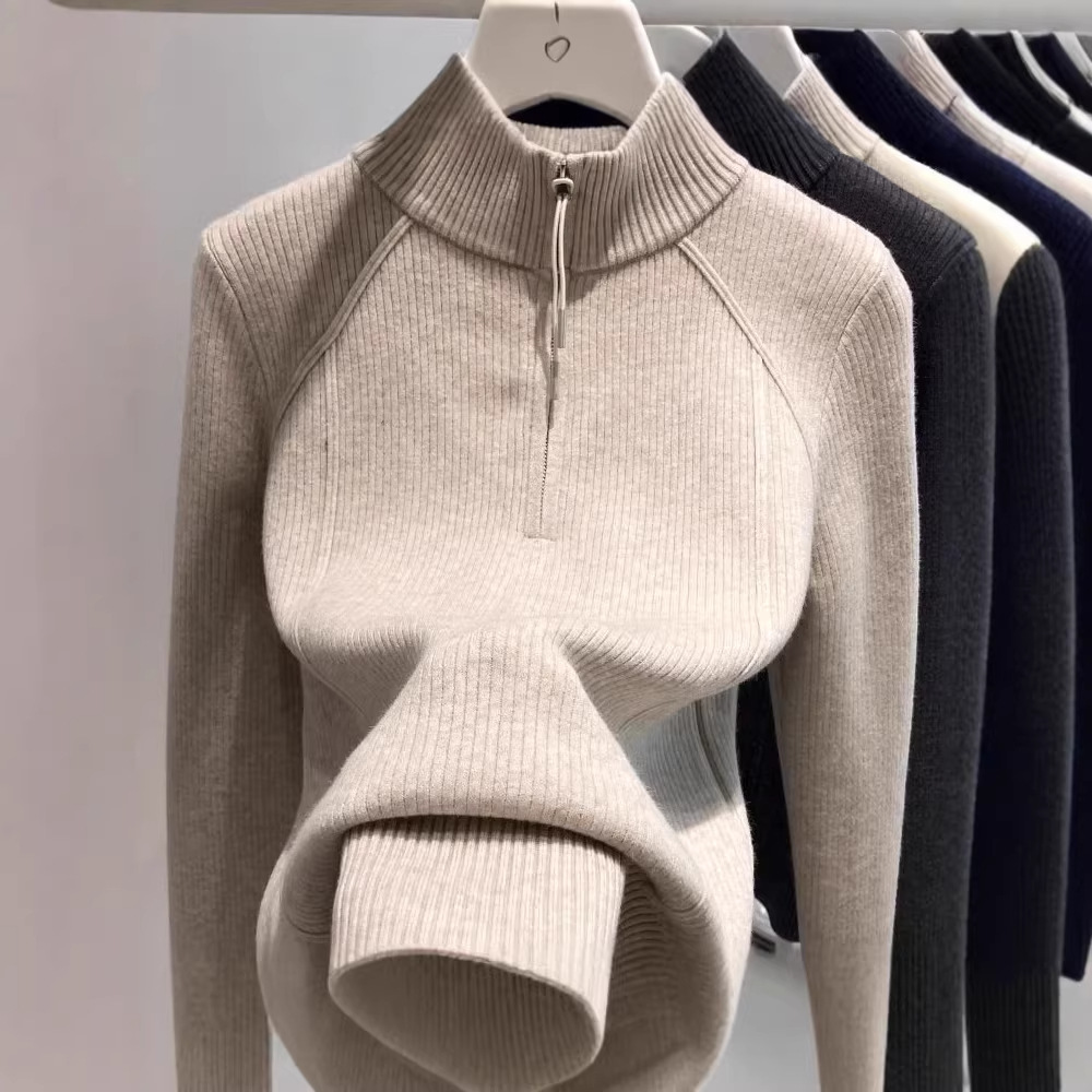 Women's knitted sweater with zipper and lining