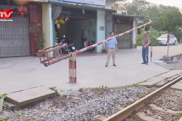 Siết chặt an toàn đường sắt: Đồng loạt rào chắn lối đi tự mở - Chuyên trang An Ninh Thủ Đô - Báo Công an nhân dân