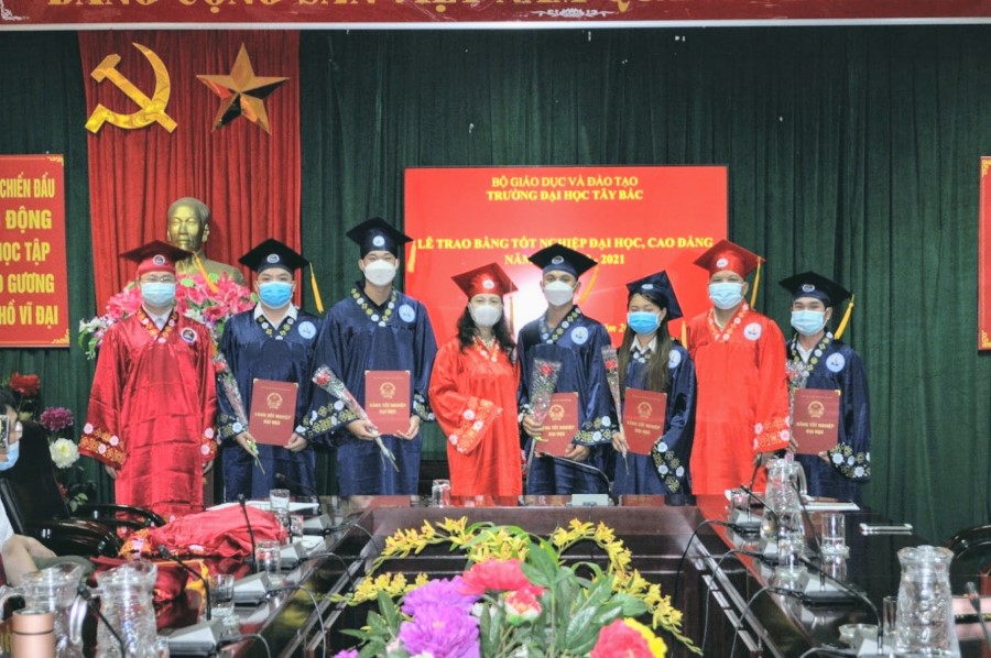 Trường Đại học Tây Bắc trao bằng tốt nghiệp đại học, cao đẳng đợt 03 năm học 2020 - 2021