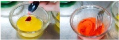 Sau đó chia trứng ra 2 chén và cho vài giọt phẩm màu xanh và màu đỏ vào từng chén riêng.