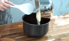Sau khi đánh bột xong, cho bột nghỉ 20-30p nhé. Rồi các bạn quét 1 lớp dầu mỏng trong nồi cơm điện. Nếu có giấy nến, các bạn cắt ra và lót đáy nồi nhé. Chúng ta tiếp tục từ từ đổ hỗn hợp bánh bông lan vào nồi, dàn phẳng và gõ nồi xuống bàn để loại bỏ bớt bọt khí.