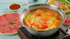 Xếp thịt bò thái mỏng và các loại rau ra dĩa đẹp mắt. Dùng nóng với bún, ăn đến đâu nhúng rau và thịt vào nước lẩu đến đó, ăn kèm sốt chấm tương cay.