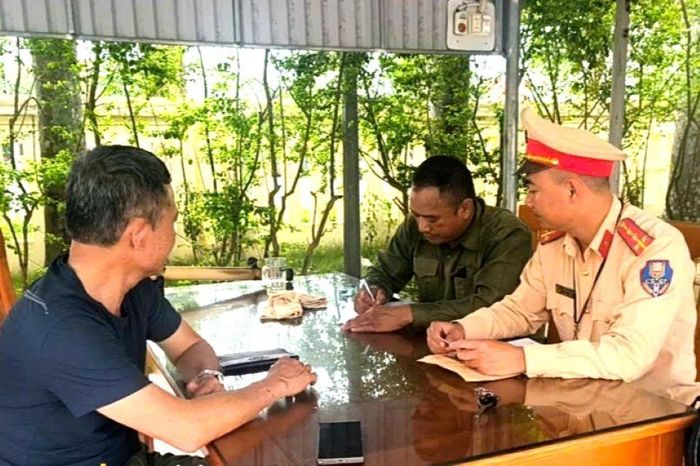 Xử phạt tài xế cố tình vượt rào chắn đường sắt khi tàu đang đến gần - Báo Pháp Luật TP.HCM