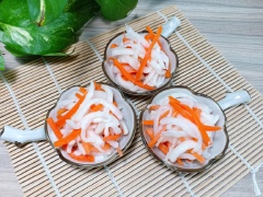 Làm đồ chua: 1 củ cà rốt, 1 củ cải trắng, 1 muỗng canh muối. Gia vị: 3 muỗng canh đường, 3 muỗng canh giấm gạo, 3 muỗng canh nước lọc, 1/2 muỗng cà phê muối. Cà rốt và củ cải bào vỏ, sau đó cắt sợi. Cho muối vào nguyên liệu vừa cắt, trộn và bóp nhẹ vài phút. Để nguyên liệu nghỉ 10 phút. Rửa sơ và vắt ráo nước nguyên liệu. Mix đường, dấm, nước và muối vào chén khuấy tan. Đổ chén dấm pha này vào âu nguyên liệu. Trộn đều, cho vào hủ thủy tinh dùng dần. Có thể cho vài lát ớt sừng, thêm ít đầu hành trắng hoặc để 1 lát chanh vàng lên mặt lấy mùi thơm cho thành phẩm.