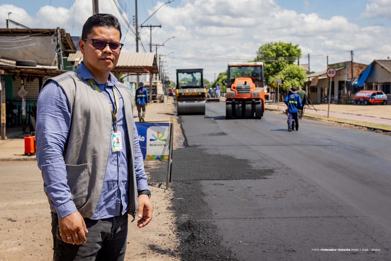 Rua Carmelo com asfalto renovado antes da sinalização viária em obra de mobilidade urbana em Roraima.