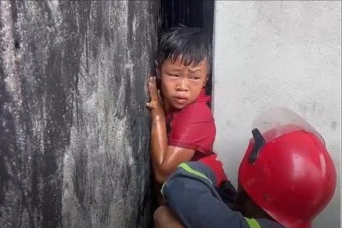 Nghẹt thở cảnh sát giải cứu bé trai mắc kẹt khe hở giữa hai bức tường - Báo Tri thức &amp; Cuộc sống