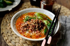 Một bữa sáng đầy đủ chất dinh dưỡng với tô bún gạo thịt bằm sa tế thơm lừng, cay cay nóng hổi ngon không cưỡng được chỉ cần một chút thời gian là xong và không phải băn khoăn với những món ăn sáng ngoài tiệm về độ an toàn cũng như chất lượng.