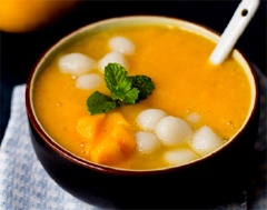 Cho những miếng xoài đã cắt nhỏ vào trong máy xay sinh tố cùng với nước cốt dừa, đường, xay cho đến khi sánh mịn. Sau đó cho nước xoài vào chén bột nếp, thêm xoài miếng. Vậy là món chè đã hoàn thành rồi đấy!