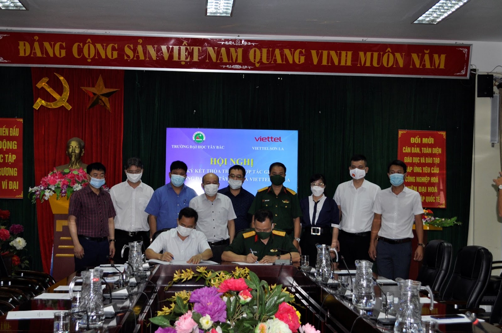 Hội nghị kí kết thỏa thuận hợp tác giữa Trường Đại học Tây Bắc và Viettel Sơn La