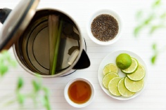 20g hạt chia cho vào chén nước ấm ngâm cho nhanh nở mềm. Sả rửa sạch, đập dập. Chanh bạn vắt lấy nước cốt 1 trái, còn 1 trái bạn xắt lát mỏng nhé. Sau đó cho gừng lát, sả đập dập vào nồi nấu cùng 1 lít nước đến khi sôi vài phút thì tắt bếp.
