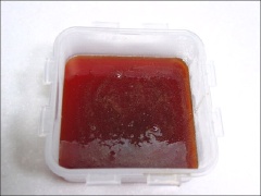 Chuẩn bị các khuôn nhỏ hoặc khay. Đổ nước rau câu trà vào. Để nguội hẳn thì cho vào tủ lạnh. 