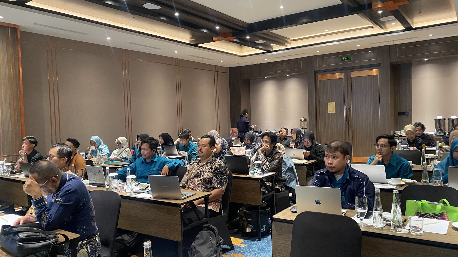 Suasana Sesi Tanya Jawab Dosen FIB Unmul dan Pemateri