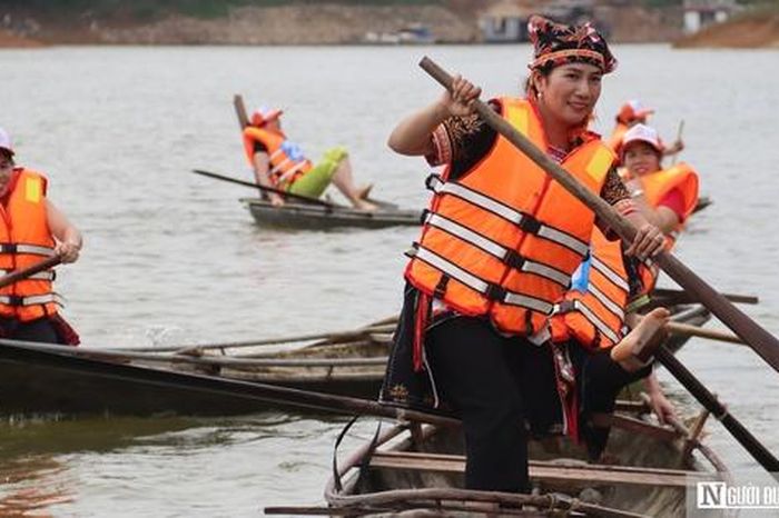 Náo nhiệt ngày hội đua thuyền nan giữa lòng hồ Thác Bà kỳ vĩ - Tạp chí Người Đưa Tin