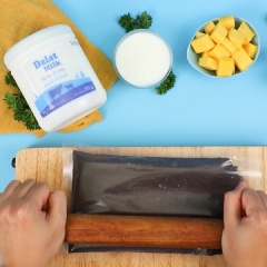 Đầu tiên, cho 200gr bánh oreo vào túi nilong ( bánh đã lấy hết phần kem), sau đó nghiền cho bánh nhuyễn mịn.