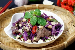 Gỏi bắp cải tím trộn thịt bò có được một màu tím của bắp cải rất đặc trưng, thịt bò chín mềm thơm, nước trộn gỏi chua cay, mặn ngọt vừa miệng. Đậu phộng rang thơm béo. Món gỏi này thích hợp dùng ăn khai vị cho các bữa tiệc.
