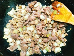 Đặt chảo lên bếp cùng với 1 muỗng canh bơ đun cho bơ tan chảy, rồi cho hành khô, tỏi vào phi cho thơm. Sau đó thêm hành tây vào xào cho hành tây chín mới cho thịt băm, gan gà vào xào cho chín. Nêm chút dầu hào, muối, tiêu, hạt nêm, đường cho vừa khẩu vị, tắt bếp để cho nguội bớt. Đổ nguyên liệu vừa xào vào máy xay, đậy nắp xay cho hỗn hợp nhuyễn mịn là được.